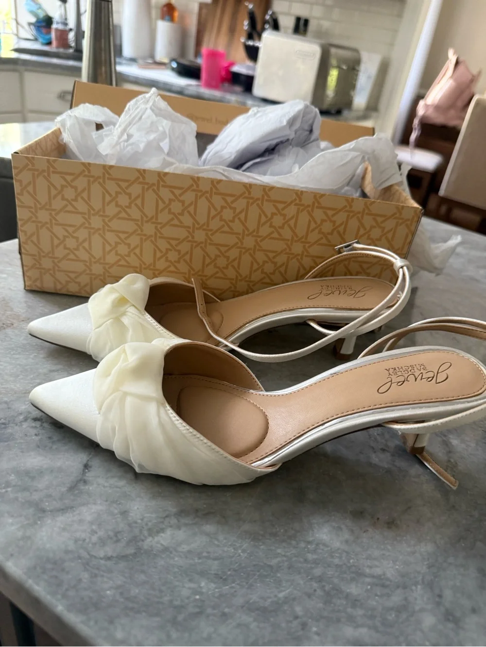 Jewel Badgley Mischka White Pointed Toe Ankle Strap Kitten Heels - Picture 3 of 4